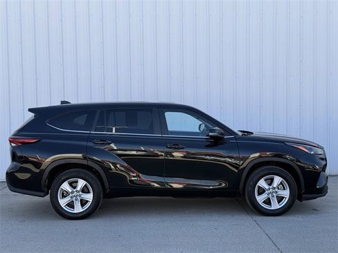 Used 2024 Toyota Highlander LE image 3
