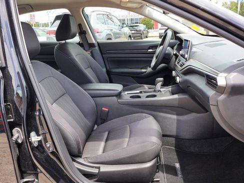 Used 2025 Nissan Altima 2.5 SV FWD image 8