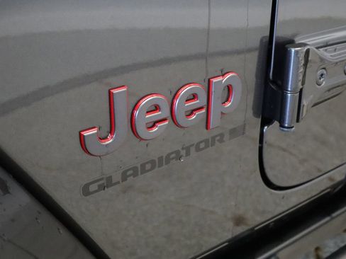 Used 2023 Jeep Gladiator Rubicon w/ Cold Weather Group AWD/4WD image 13