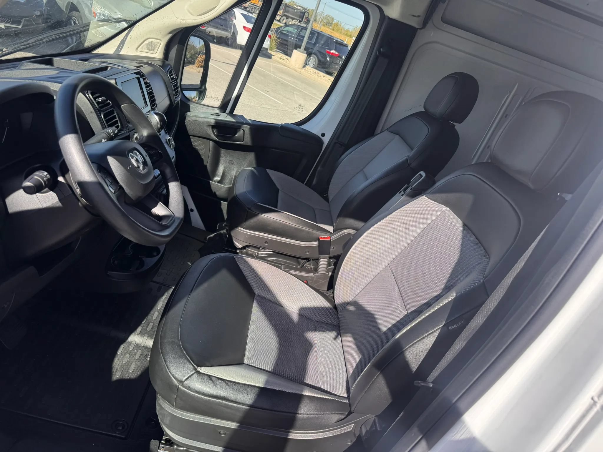 Used 2024 RAM ProMaster 2500 w/ Convenience Group FWD image 15