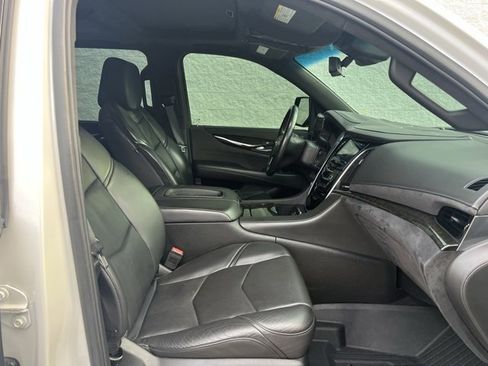 Used 2019 Cadillac Escalade Platinum image 10