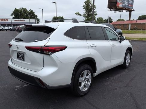Used 2023 Toyota Highlander L FWD image 7