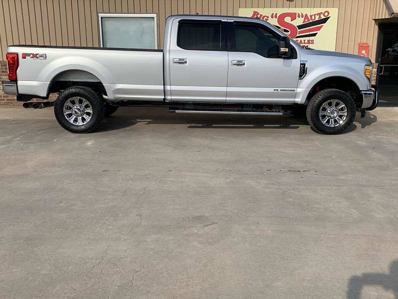 Used 2017 Ford F250 XLT w/ XLT Premium Package AWD/4WD image 6
