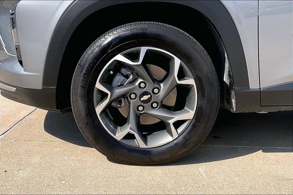 Used 2024 Chevrolet Trax LT FWD image 9