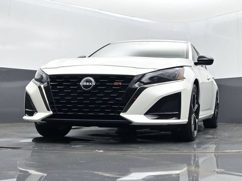 Used 2023 Nissan Altima 2.5 SR w/ SR Premium Package FWD image 11