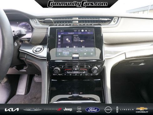 Used 2023 Jeep Grand Cherokee Altitude image 16