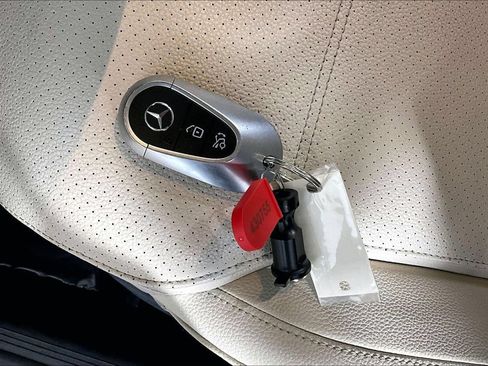 Used 2025 Mercedes-Benz C 300 Sedan image 10