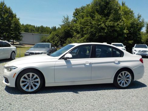 Used 2018 BMW 320i xDrive Sedan w/ Convenience Package AWD/4WD image 2