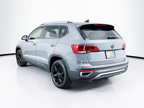Used 2022 Volkswagen Taos SE w/ Panoramic Sunroof Package FWD image 5