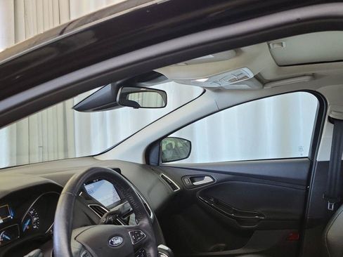 Used 2018 Ford Focus Titanium w/ Titanium Technology Package FWD image 13