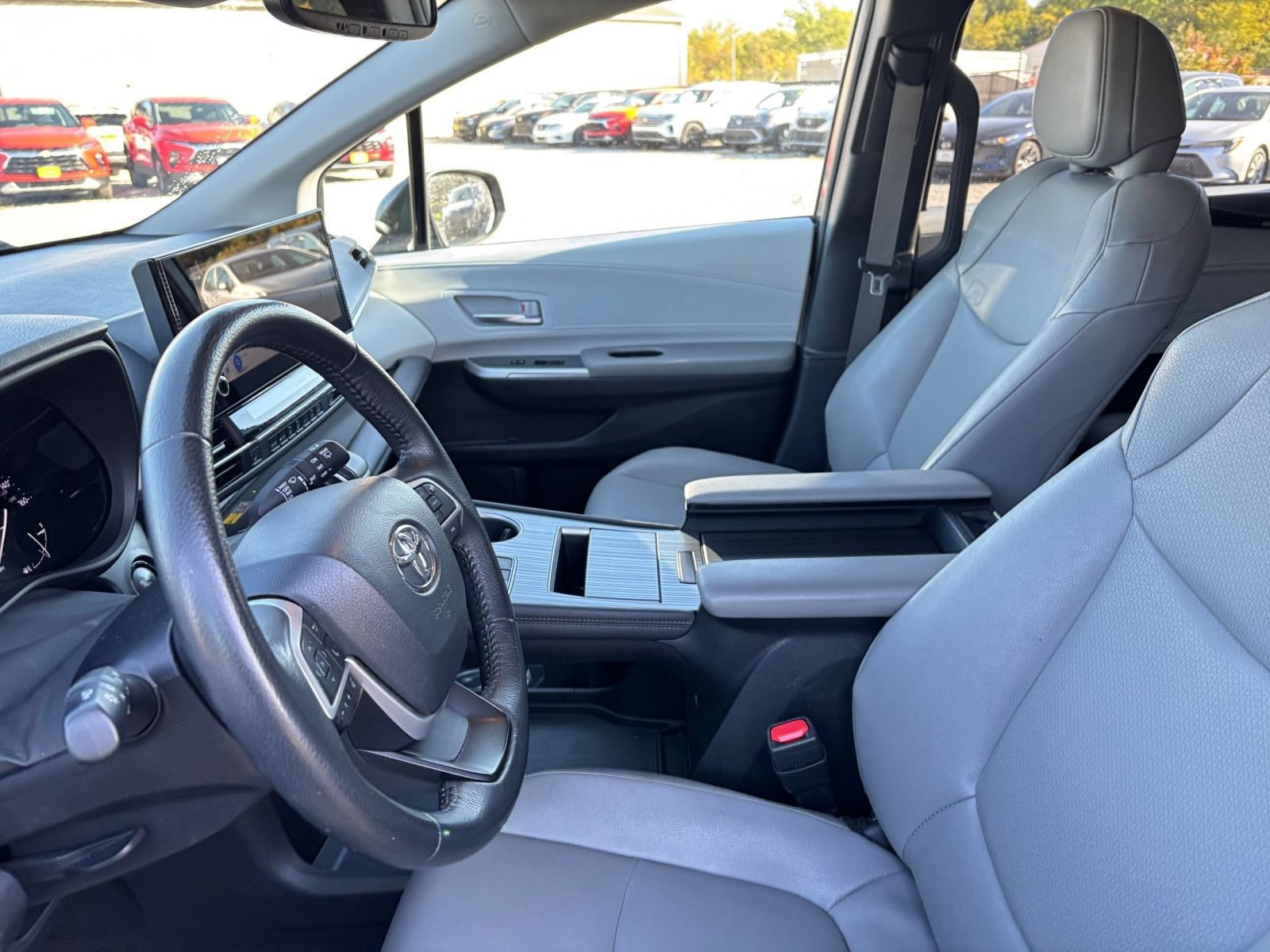 Used 2025 Toyota Sienna XLE FWD image 28