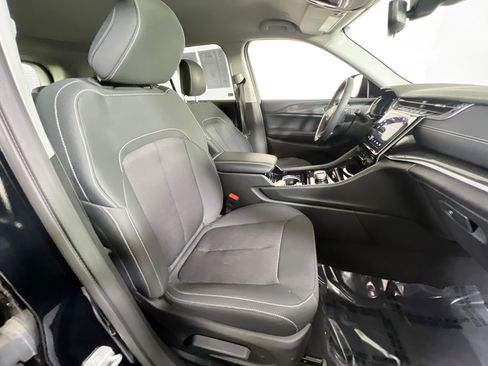 Used 2023 Jeep Grand Cherokee Laredo w/ Luxury Tech Group I AWD/4WD image 26