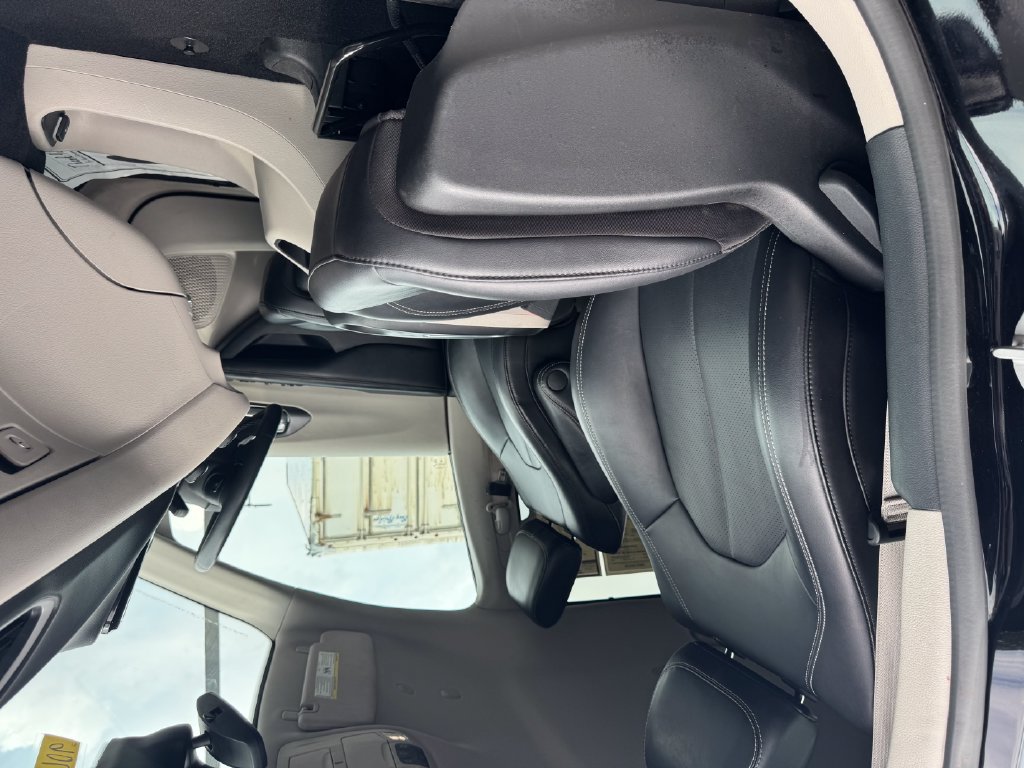 Used 2024 Chrysler Pacifica Touring-L FWD image 10