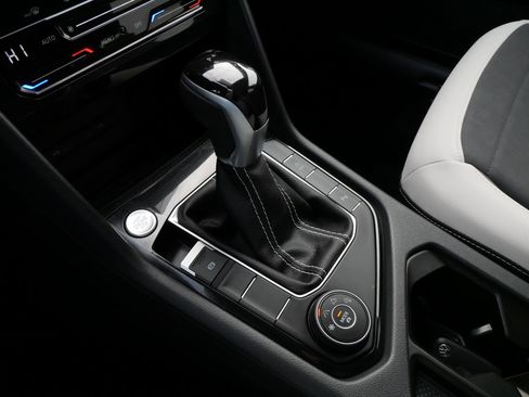 Certified 2025 Volkswagen Taos SE image 24