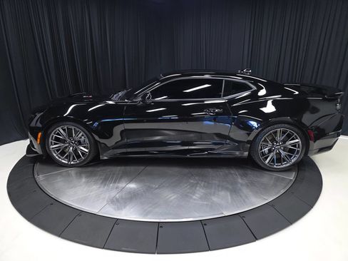 Used 2021 Chevrolet Camaro ZL1 RWD image 12