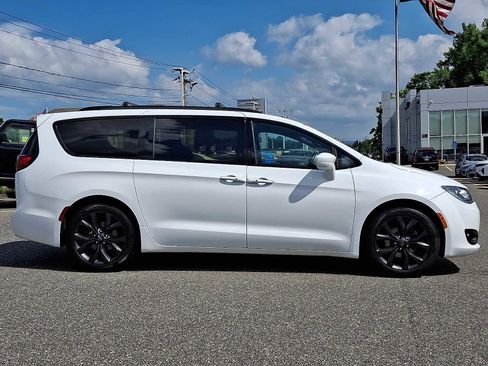 Used 2020 Chrysler Pacifica Touring-L w/ S Appearance Package FWD image 7