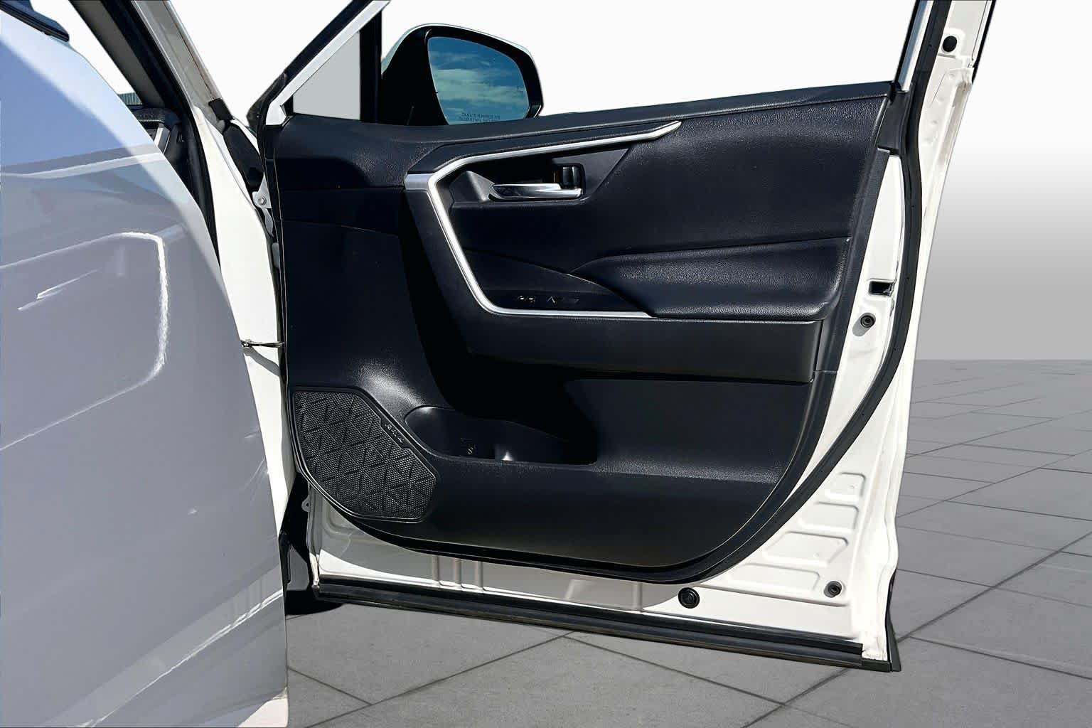 Used 2019 Toyota RAV4 XLE FWD image 23