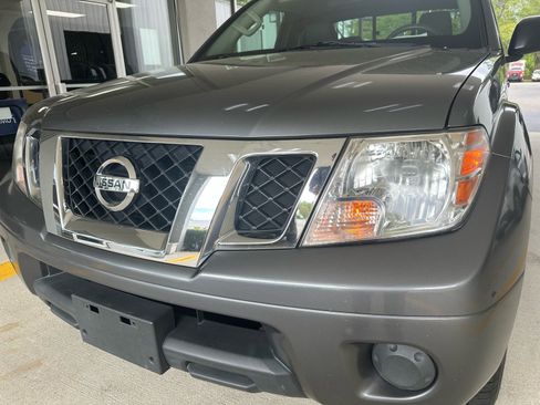 Used 2017 Nissan Frontier SV image 1