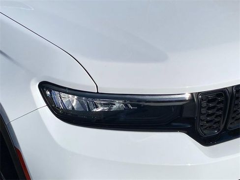 Used 2023 Jeep Grand Cherokee Altitude image 4