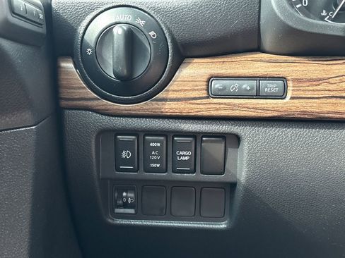 Used 2018 Nissan Titan SL image 23