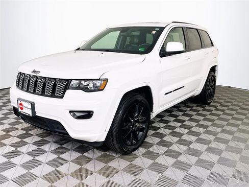 Used 2022 Jeep Grand Cherokee Laredo X AWD/4WD image 3