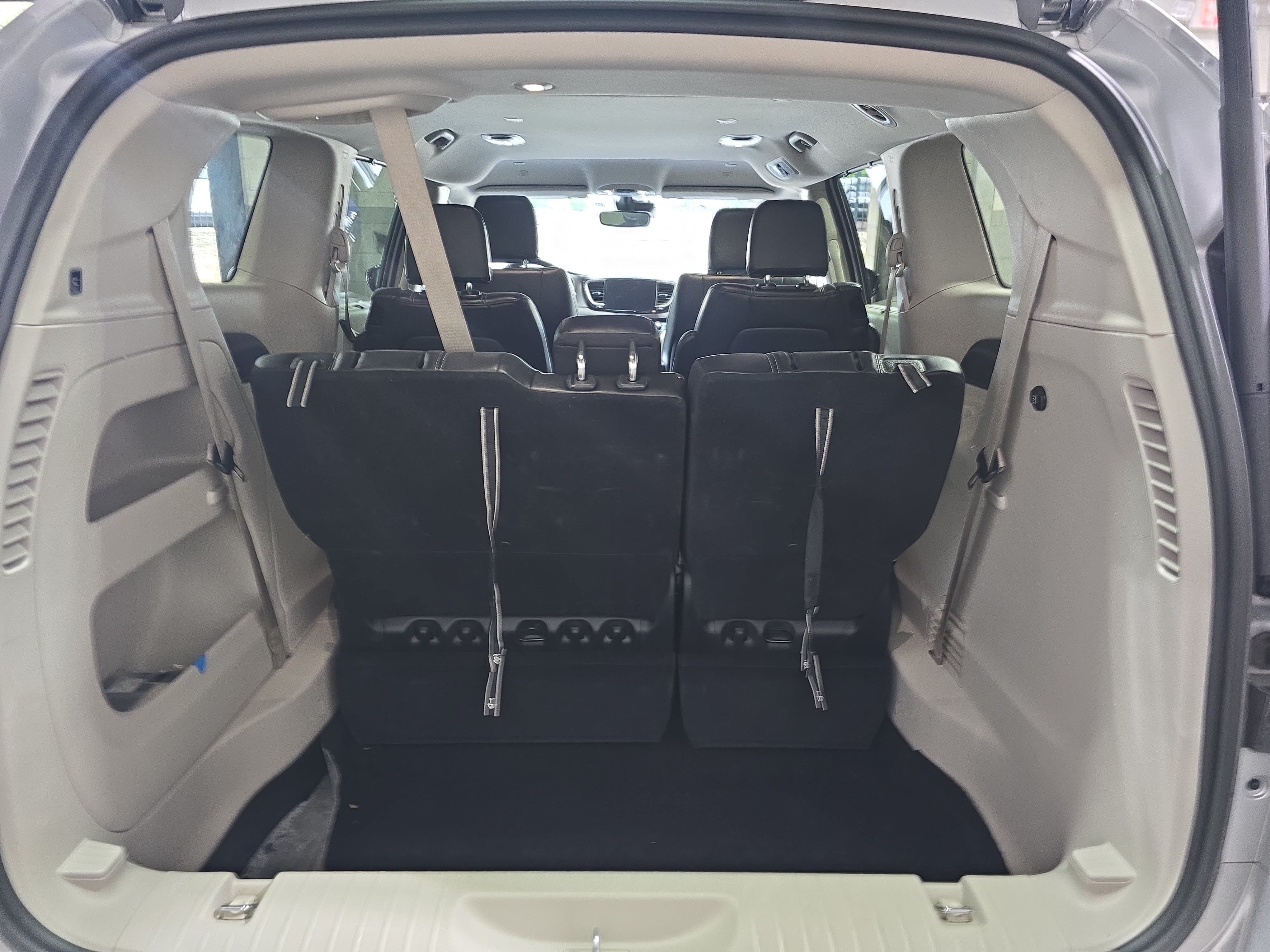 Used 2024 Chrysler Pacifica Touring-L FWD image 13
