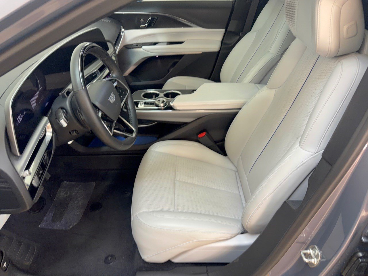 Used 2024 Cadillac Lyriq Luxury RWD image 5