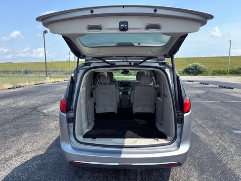 Used 2017 Chrysler Pacifica Limited w/ Advanced Safetytec Group FWD image 24