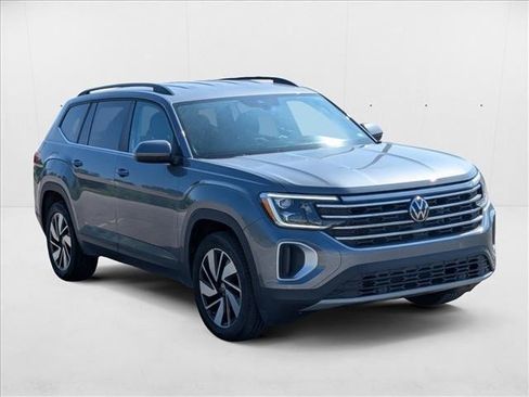 Used 2025 Volkswagen Atlas SE image 7