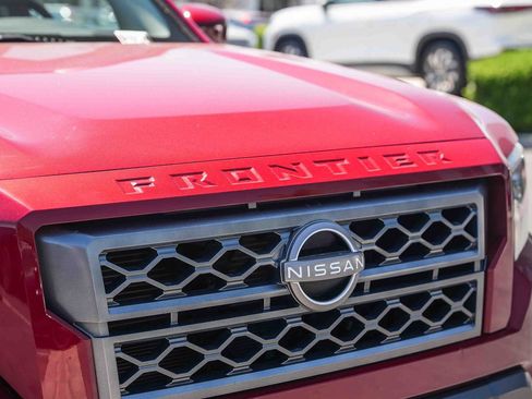 Used 2023 Nissan Frontier SV w/ Technology Package RWD image 5