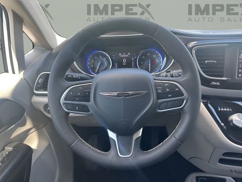 Used 2023 Chrysler Voyager LX image 13