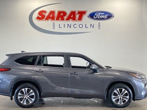 Used 2023 Toyota Highlander XLE AWD/4WD image 1