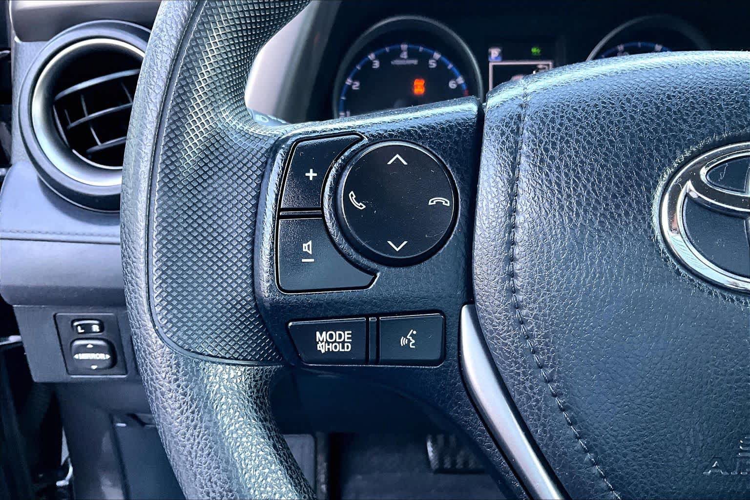 Used 2018 Toyota RAV4 LE w/ Carpet Mat Package AWD/4WD image 22