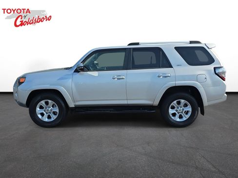Used 2022 Toyota 4Runner SR5 Premium w/ Moonroof Package RWD image 8