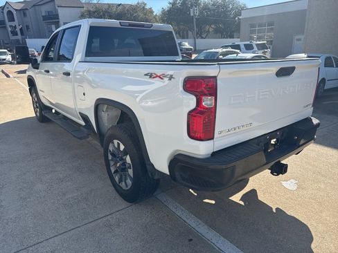 Used 2022 Chevrolet Silverado 2500 Custom w/ Custom Value Package image 5
