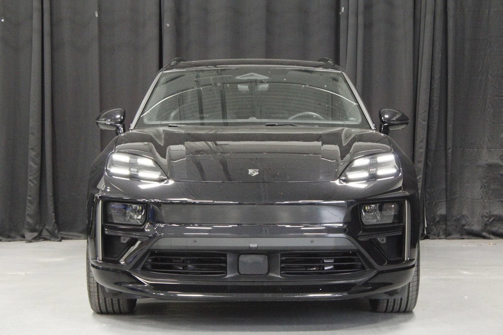 Certified 2025 Porsche Macan Turbo Electric AWD/4WD image 10