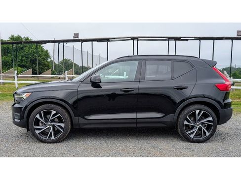 Used 2019 Volvo XC40 T5 R-Design image 4