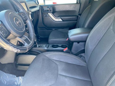 Used 2018 Jeep Wrangler Unlimited Sahara image 14