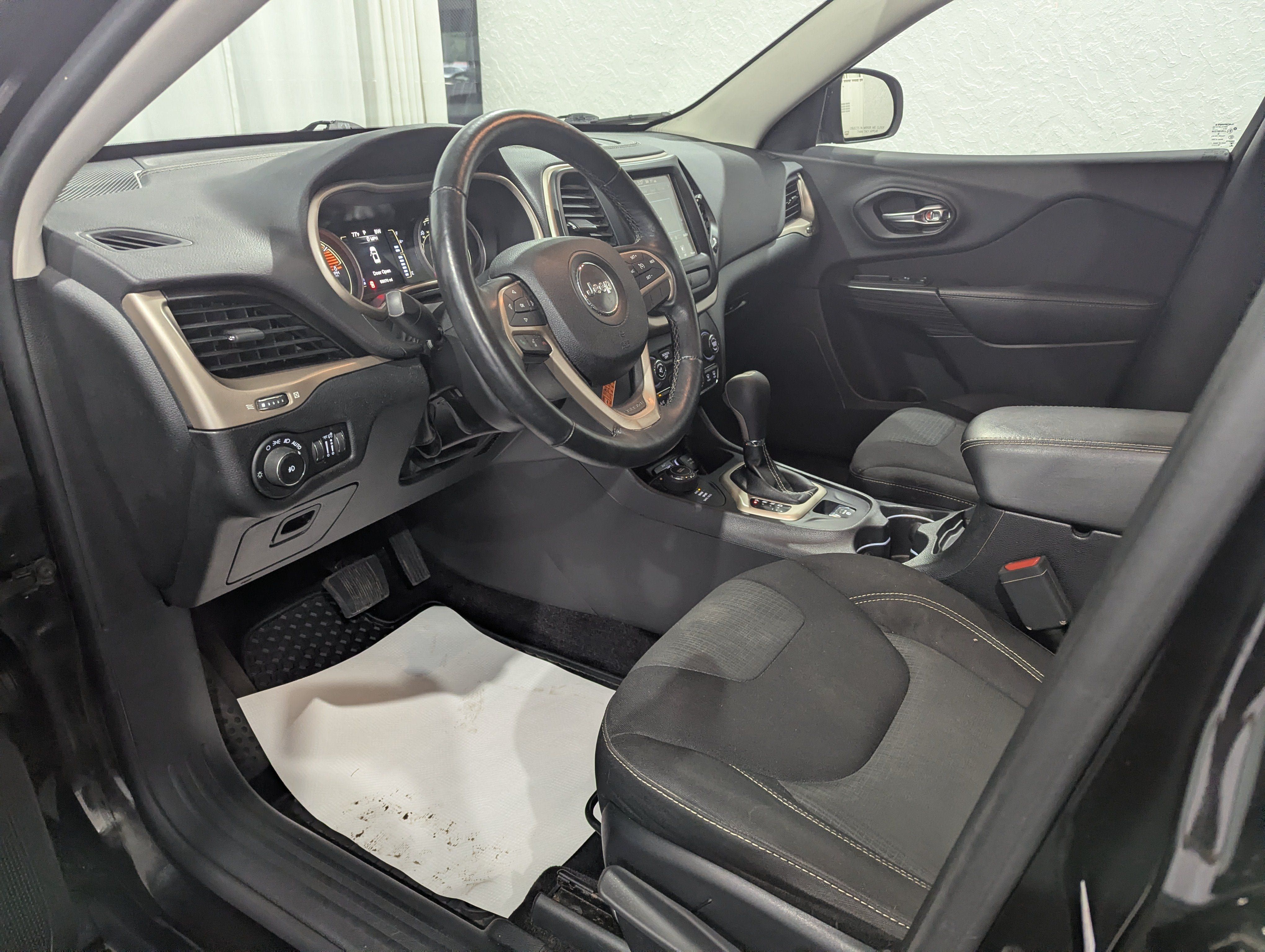 Used 2017 Jeep Cherokee Latitude w/ Cold Weather Group AWD/4WD image 13