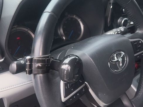 Used 2023 Toyota Highlander LE image 3