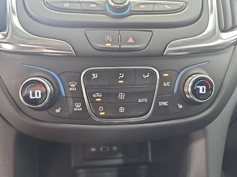 Used 2024 Chevrolet Equinox LT FWD image 28