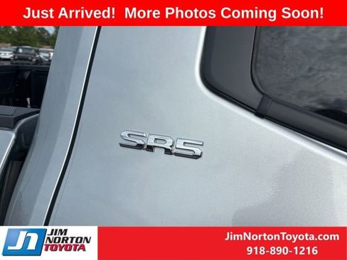 Used 2022 Toyota Tundra SR5 w/ SR5 Convenience Package AWD/4WD image 4
