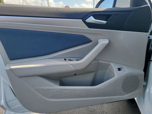 Certified 2025 Volkswagen Jetta SE image 15