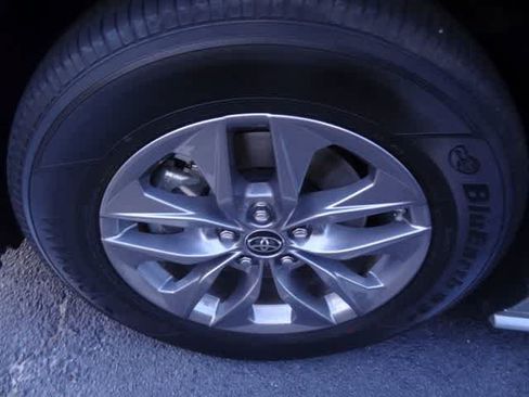 Used 2024 Toyota Sienna XLE FWD image 12