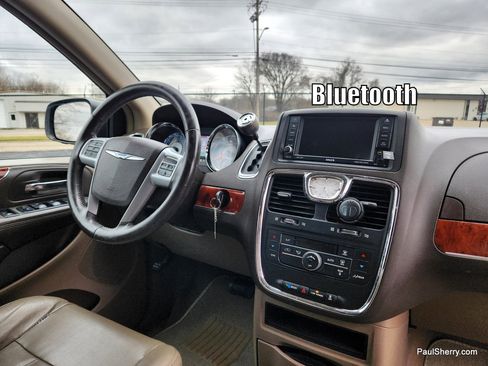 Used 2014 Chrysler Town & Country Touring image 2