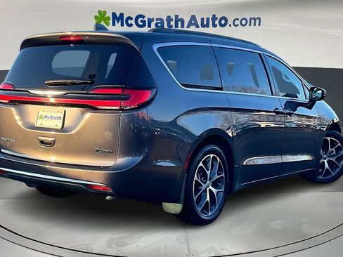 Used 2022 Chrysler Pacifica Touring-L image 6