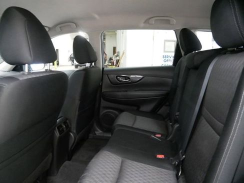 Used 2017 Nissan Rogue SV w/ SV Premium Package image 9