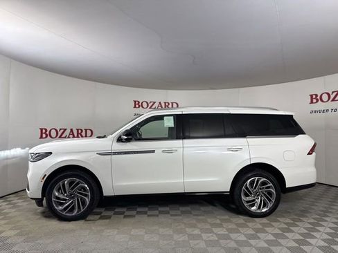 New 2025 Lincoln Navigator Reserve image 4