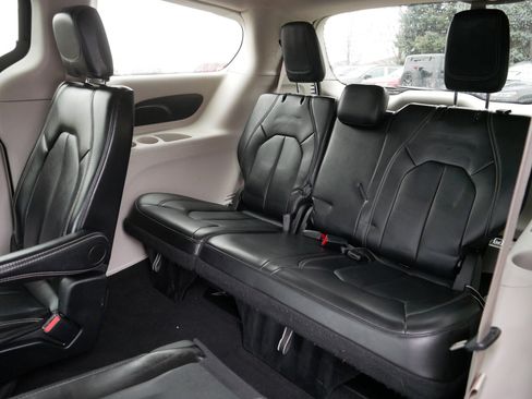 Certified 2024 Chrysler Pacifica Touring-L image 35