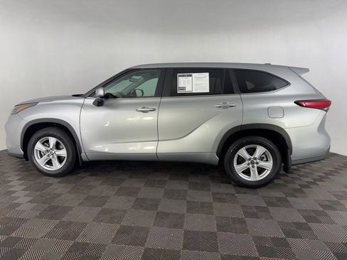 Used 2023 Toyota Highlander L image 4